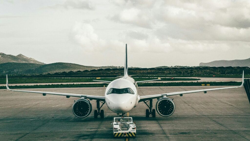 avión en pista aterrizaje