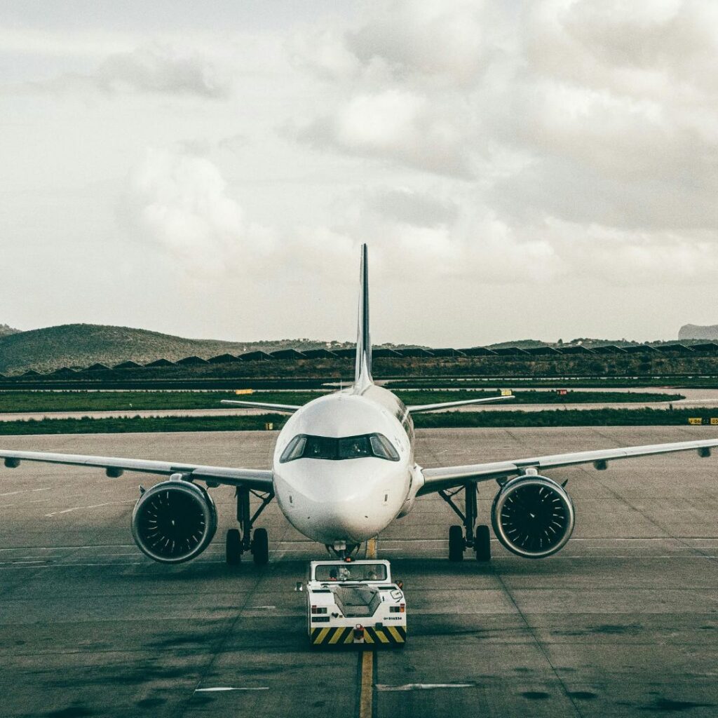 Avión en pista de despegue
